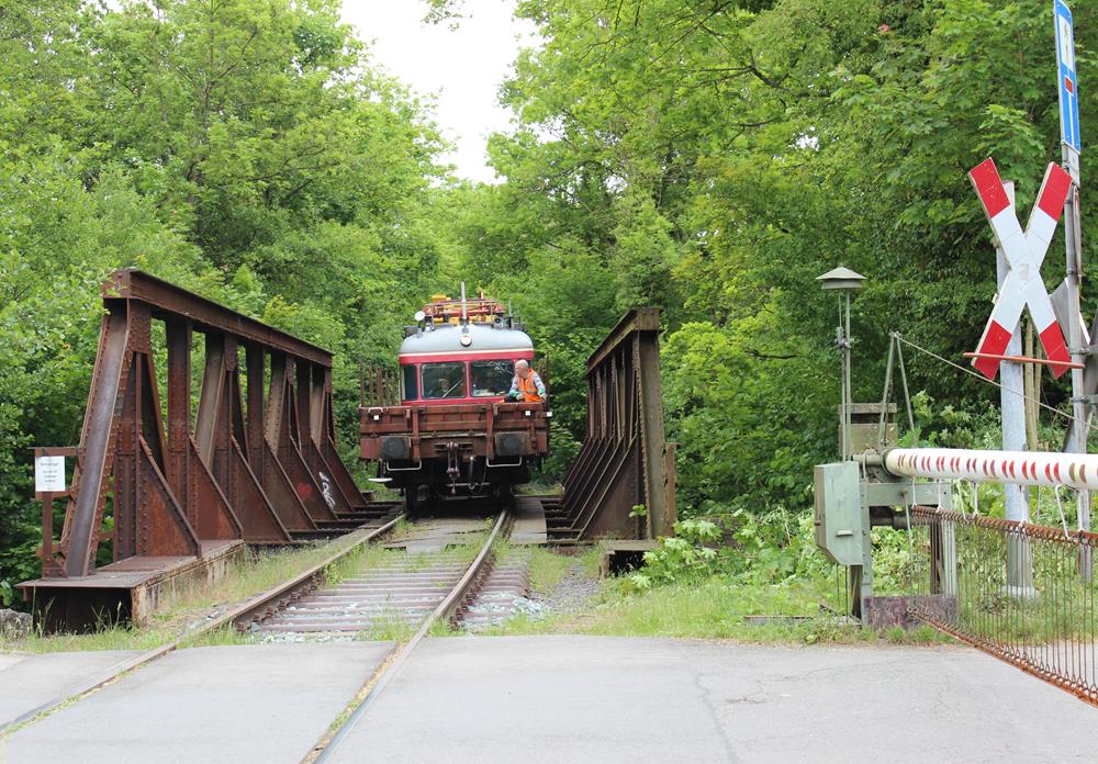 Der Turmtriebwagen der Landeseisenbahn Lippe auf der Walkenfeldbrücke. (Fotos: Marlen und Michael Grote)