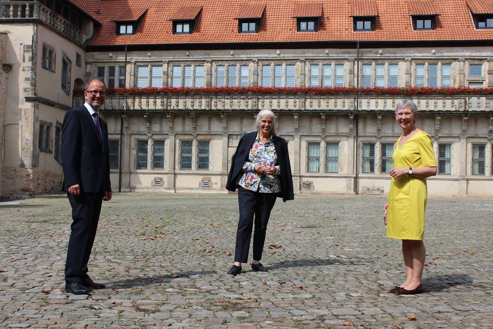 Im Schlosshof: Hans-Jörg Dünding Gast, Isabel Pfeiffer-Poensgen und Vera Lüpkes (von links). (Foto: Marlen Grote)