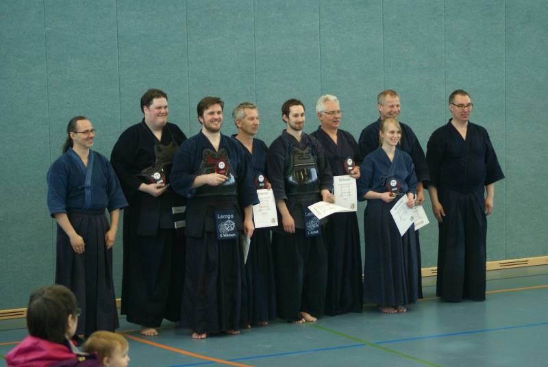 Thomas Plau (rechts) im Kreise seiner Vereinskameraden vom Dojo Lemgo-Lippe beim Torii-Cup in Bielefeld. (Foto: Dojo Lemgo-Lippe)
