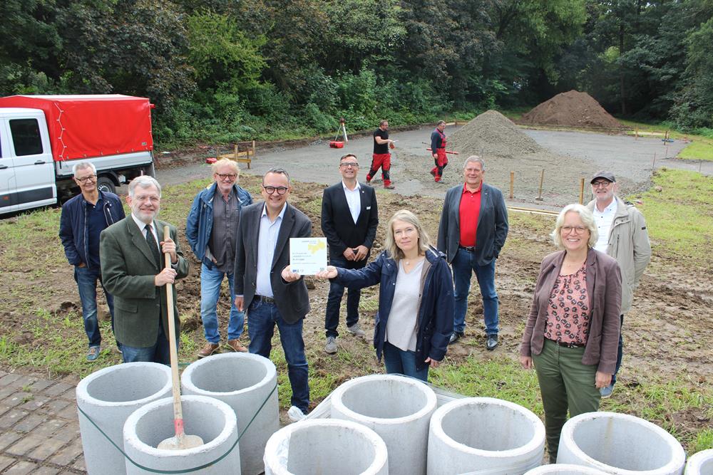 Viele Gäste an der Baustelle: Fritz Steinke ("einfach Lemgo"), Bürgermeister Dr. Reiner Austermann, Wolfgang Sieweke ("Bürger für Lemgo"), Bauamtsleiter Markus Baier, Jugendamtsleiter Thomas Portong, Leader-Regionalmanagerin Susanne Weishaupt, Udo Golabeck ("Soziales Lemgo"), Dr. Katharina Kleine Vennekate ("Grüne") und Claus Cieciera (CDU, von links). (Foto: Marlen Grote)