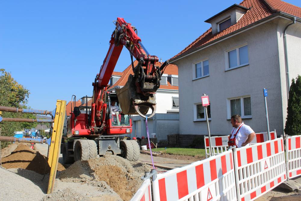 Kein Platz für Fußgänger: Während der Bagger arbeitet, muss die Wasserfurche abgeriegelt werden. (Fotos: Marlen Grote)