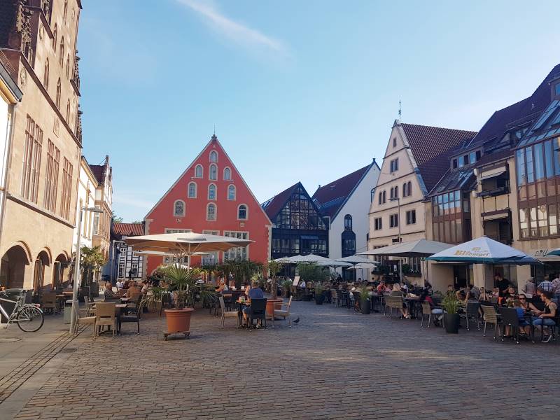 Noch können viele Wirte die Abstandsregeln dank der Außenbestuhlung umsetzen. Hier auf dem Marktplatz und auch an anderen Stellen erlaubt die Stadt derzeit, dass Wirte dafür größere Flächen nutzen als sonst. (Foto: Marlen Grote)